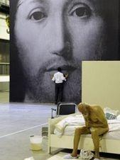 Il Papa «auspica che ogni mancanza di rispetto verso Dio, i Santi e i simboli religiosi incontri la reazione ferma e composta della Comunità cristiana, illuminata e guidata dai suoi Pastori». L'evento in questione è lo spettacolo teatrale blasfemo "Sul concetto di volto del Figlio di Dio", che andrà in scena a Milano dal 24 al 28 Gennaio